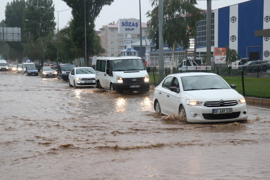 Erzurum'u sağanak vurdu! Evleri su bastı araçlar yolda mahsur kaldı 17